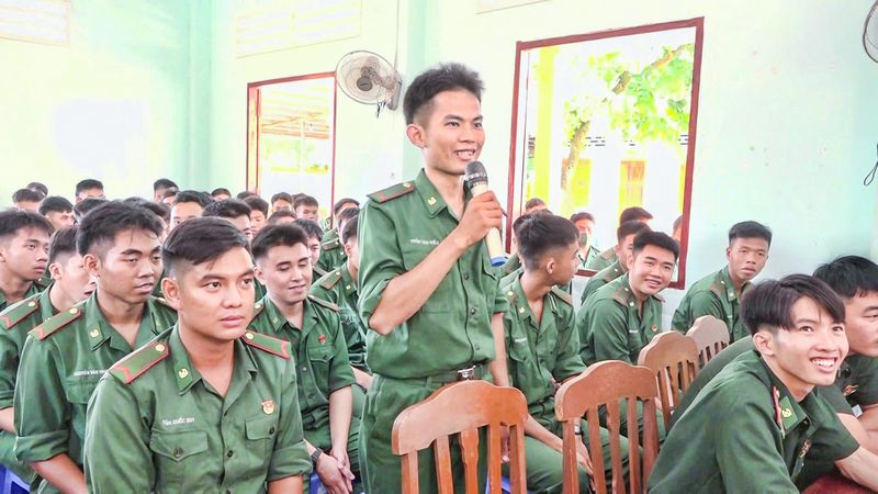  
Chiến sĩ tiểu đoàn tham gia phát biểu ý kiến trong buổi sinh hoạt đối thoại dân chủ.
