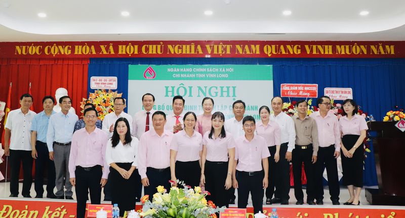 Ban Giám đốc và đại biểu tại lễ công bố quyết định thành lập chi nhánh Ngân hàng Chính sách xã hội tỉnh Vĩnh Long.