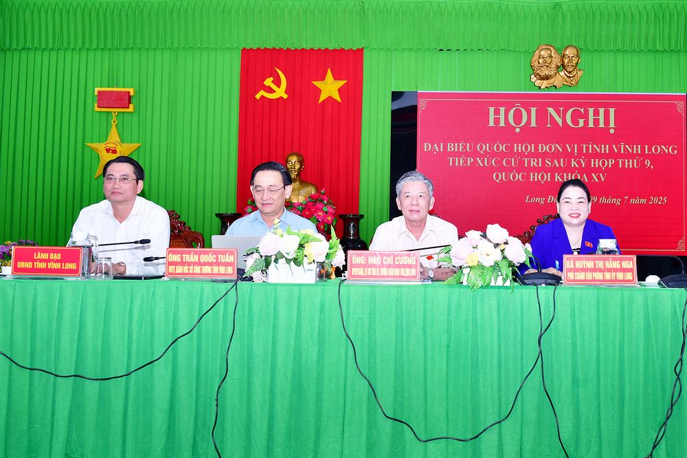 Các Đại biểu Quốc hội và lãnh đạo tỉnh tại buổi tiếp xúc cử tri phường Long Đức.