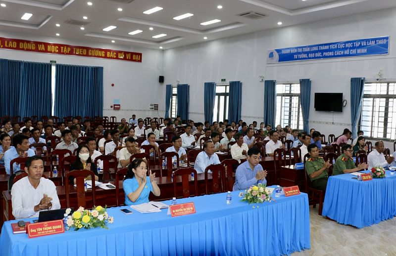 Quang cảnh buổi tiếp xúc cử tri xã Long Thành.
