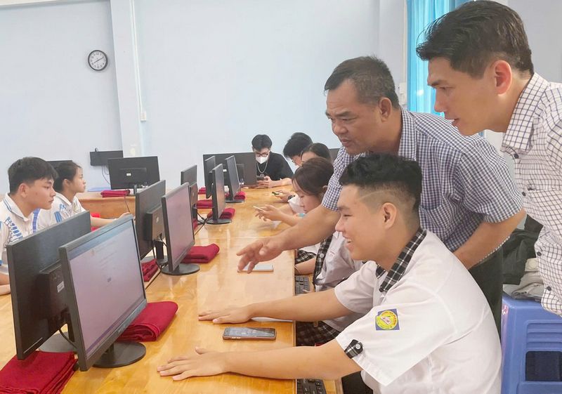 Học sinh Trường THPT Phạm Hùng (xã Long Hồ) tra cứu điểm thi.

