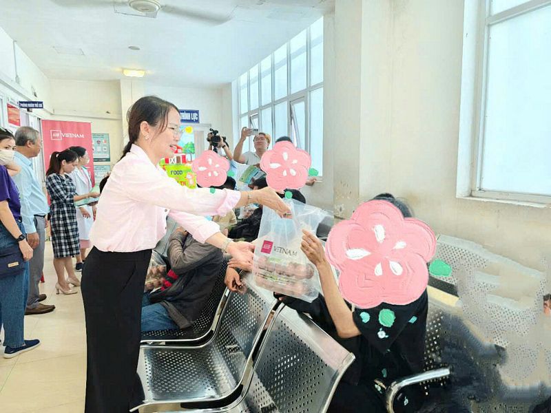 Đại diện AHF trao tặng trứng cho bệnh nhân đang điều trị tại bệnh viện.