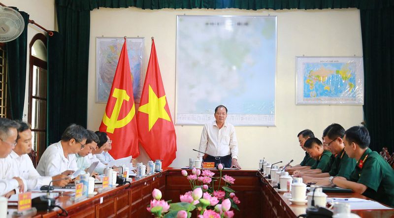 Đồng chí Lê Thanh Vân- Ủy viên Thường vụ Tỉnh ủy, Trưởng Ban Nội chính Tỉnh ủy phát biểu tại buổi làm việc với Bộ Chỉ huy Quân sự tỉnh.
