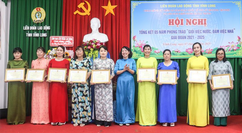Từ các phong trào thi đua của tổ chức công đoàn đã xuất hiện những gương điển hình tiêu biểu được biểu dương, khen thưởng.

