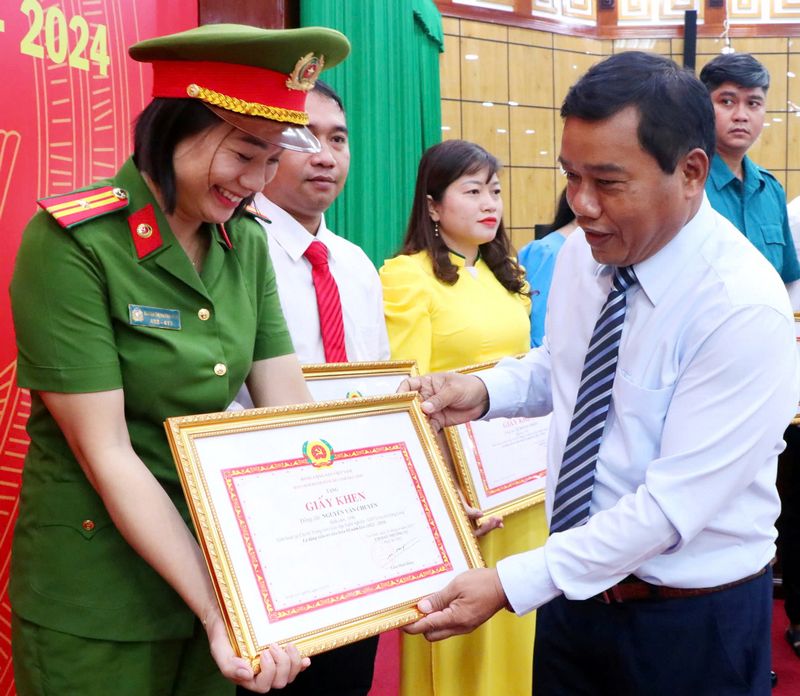 Thiếu tá Huỳnh Thị Huỳnh Hoa nhận giấy khen đảng viên trẻ tiêu biểu 3 năm liền (2022-2024).