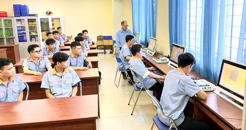 Sinh viên chuyên ngành Thiết kế vi mạch, Trường ĐH Sư phạm kỹ thuật Vĩnh Long thực hành. 