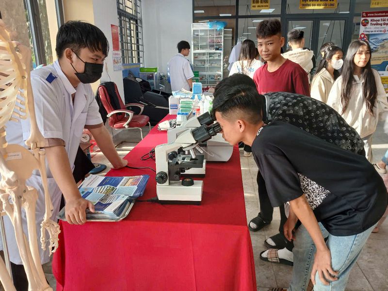 Học sinh cần tìm hiểu sâu về ngành học trước khi đăng ký xét tuyển. Trong ảnh: Học sinh tìm hiểu khối ngành sức khỏe.