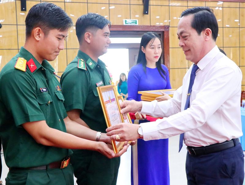 Phó Bí thư Tỉnh ủy- Lâm Minh Đằng tặng giấy khen đảng viên trẻ tiêu biểu 3 năm liền (2022-2024) cho Thượng úy Hồ Hữu Nghĩa.
