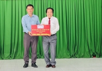 Trao tặng kinh phí hỗ trợ an sinh xã hội tại xã Cái Ngang