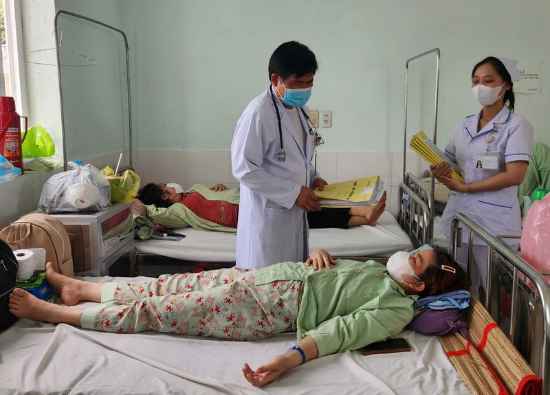 Bệnh nhân bị sốt xuất huyết điều trị tại Bệnh viện Đa khoa Vĩnh Long.