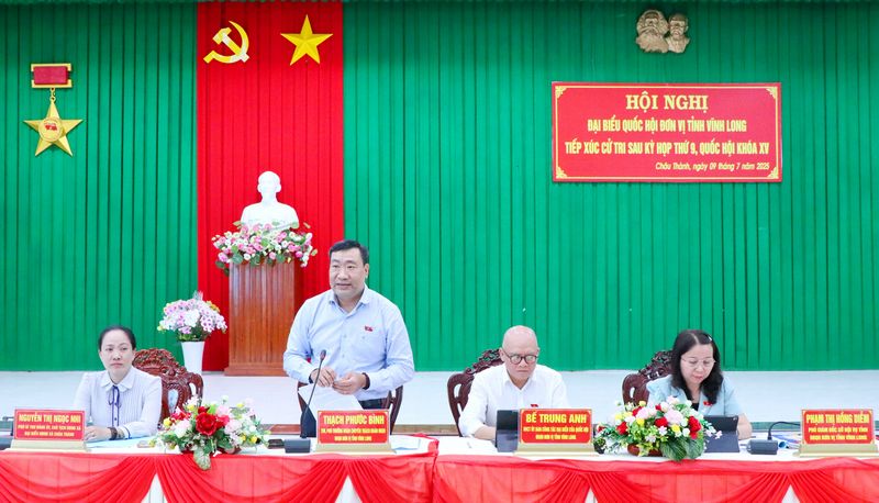 Đại biểu Quốc hội Thạch Phước Bình- Tỉnh ủy viên, Phó Trưởng đoàn chuyên trách Đoàn đại biểu Quốc hội đơn vị tỉnh Vĩnh Long phát biểu giải trình các ý kiến, kiến nghị của cử tri xã Châu Thành. Ảnh: SƠN TUYỀN

