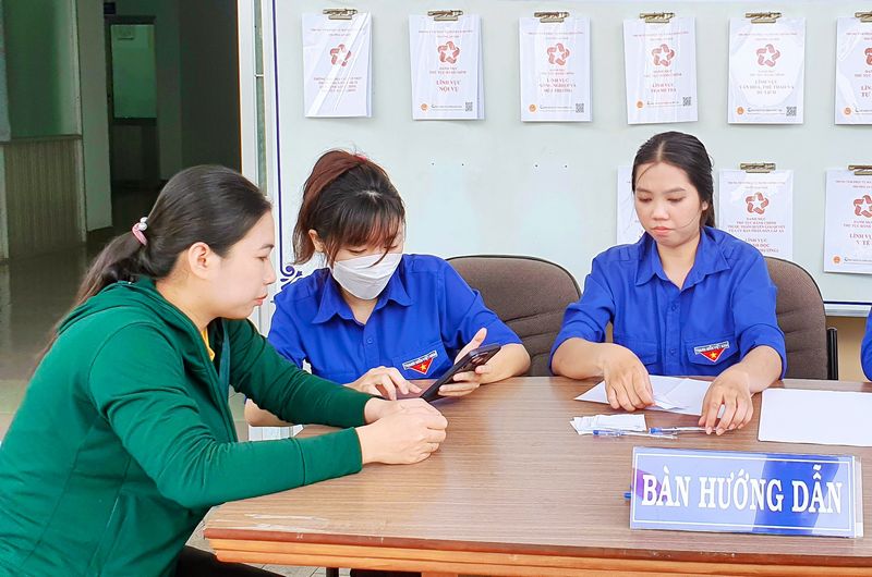 Đội hình thanh niên tình nguyện hỗ trợ người dân tại Trung tâm Phục vụ hành chính công phường An Hội. Ảnh: THANH ĐỒNG
