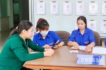 Đoàn thanh niên hỗ trợ người dân thực hiện thủ tục hành chính 