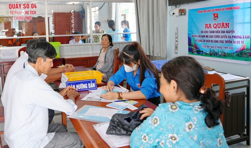 Người dân đến làm hồ sơ, thủ tục tại Trung tâm Phục vụ hành chính công xã Trung Ngãi.