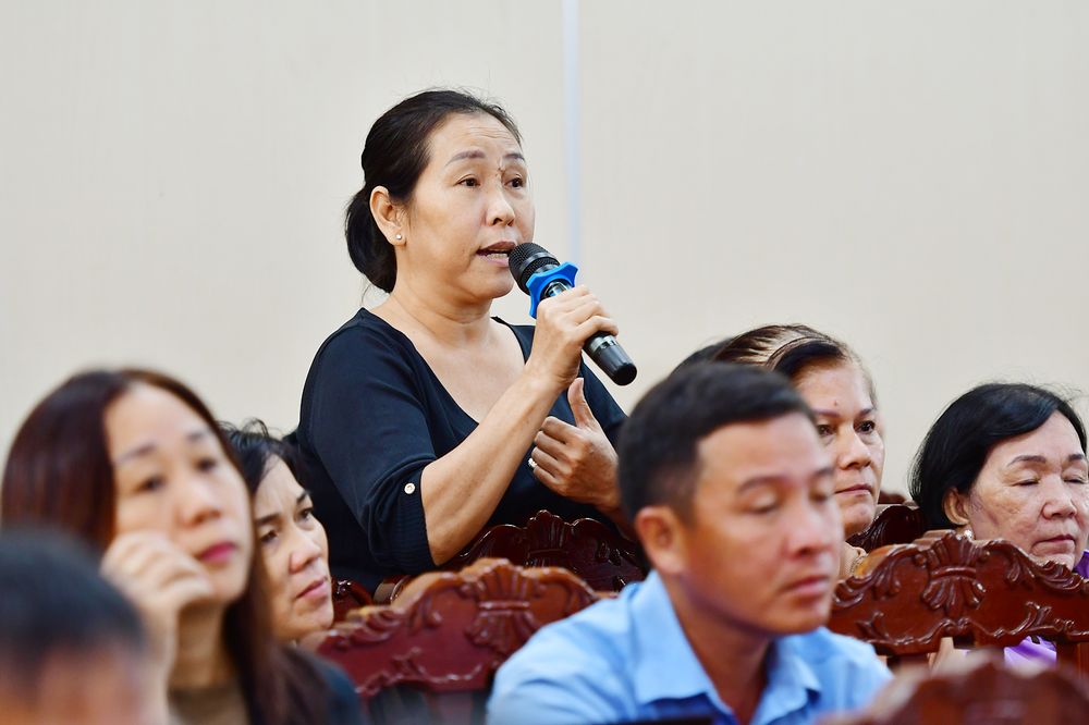 Cử tri Trần Thị Thanh Huyền ý kiến về cơ sở hạ tầng tại địa phương.