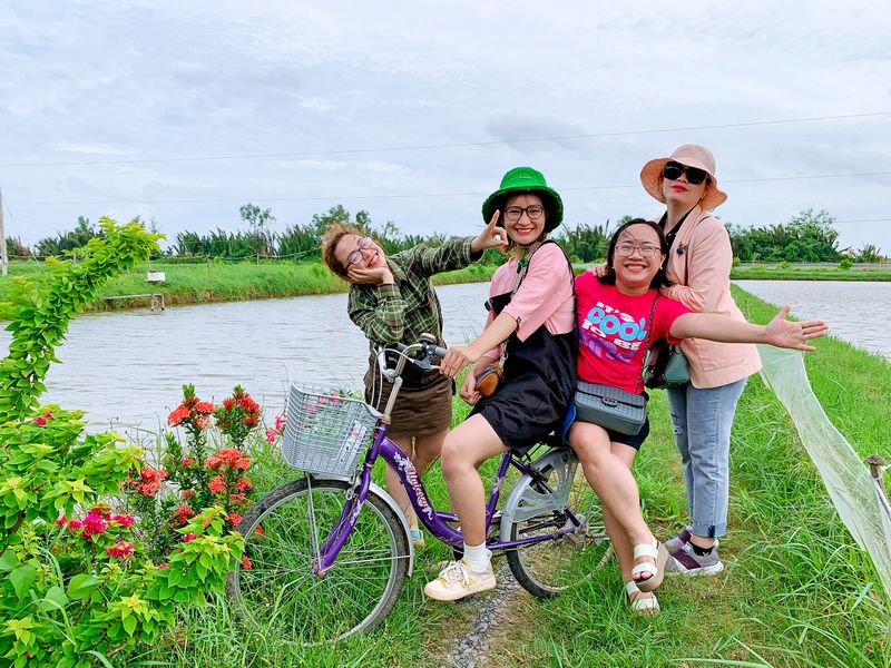Du khách thích thú trải nghiệm du lịch tại Cồn Chim, hòa mình cùng thiên nhiên.