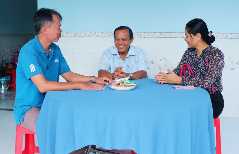 Ông Trần Văn Công (ngụ ấp Ô Tre Lớn, xã Châu Thành, người ở giữa) phấn khởi khi được hỗ trợ căn nhà tình nghĩa khang trang.
Ảnh: SƠN TUYỀN
