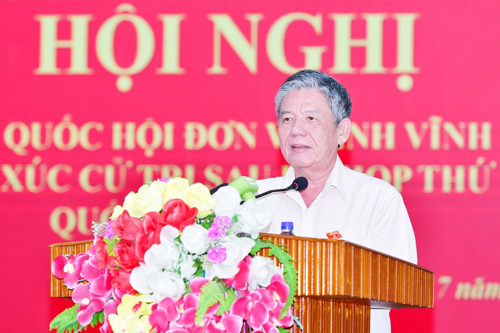 Ông Ngô Chí Cường- Ủy viên Ban Chấp hành Trung ương Đảng, Bí thư Tỉnh ủy, Trưởng đoàn ĐBQH khóa XV đơn vị tỉnh Vĩnh Long phát biểu kết luận hội nghị. Tin, ảnh: BÁ THI
