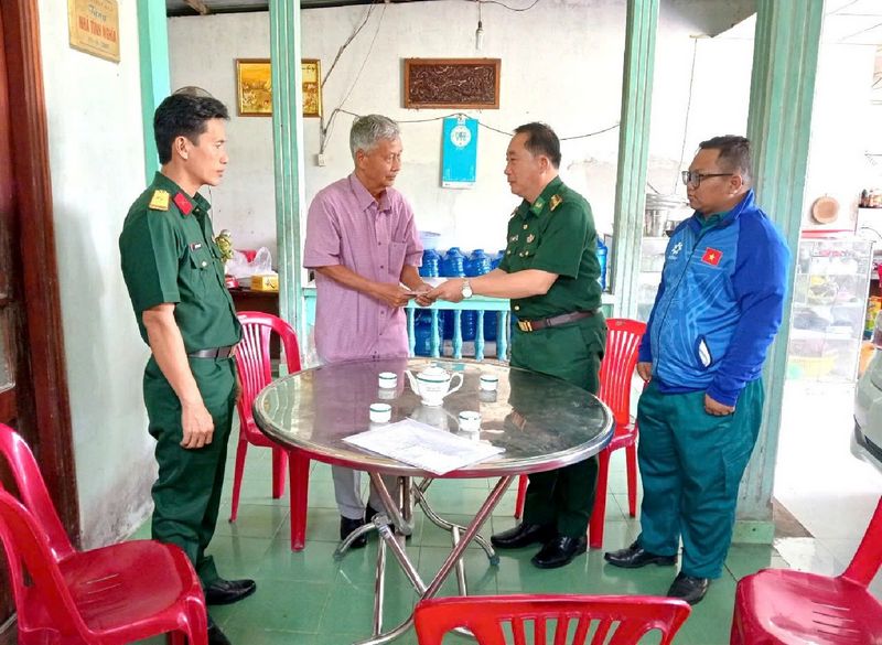 Đại tá Mai Văn Yên đến thăm, tặng quà Anh hùng Lực lượng vũ trang Hồ Văn Lỳ.