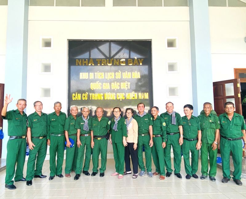 Những cựu thanh niên xung phong là người “truyền lửa”, là tấm gương sáng cho thế hệ trẻ noi theo.
