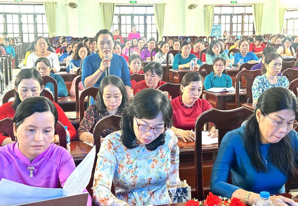 Cán bộ Hội LHPN cấp xã nêu ý kiến thảo luận tại hội nghị.

