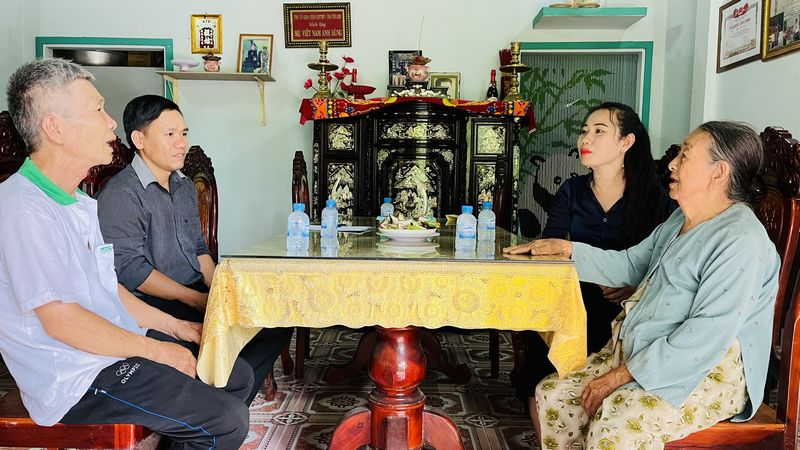 Chúng tôi ngồi nghe mẹ Tiển kể về chuyện kháng chiến, chuyện cách mạng ngày xưa.

