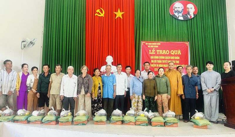  Trao quà cho các hộ gia đình chính sách của xã Hòa Bình.