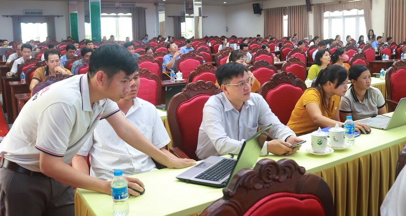  Nhân viên Viettel Vĩnh Long hỗ trợ trực tiếp cho đại biểu tham gia tập huấn.