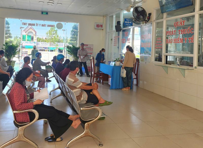 Người dân được hưởng nhiều quyền lợi khám BHYT.