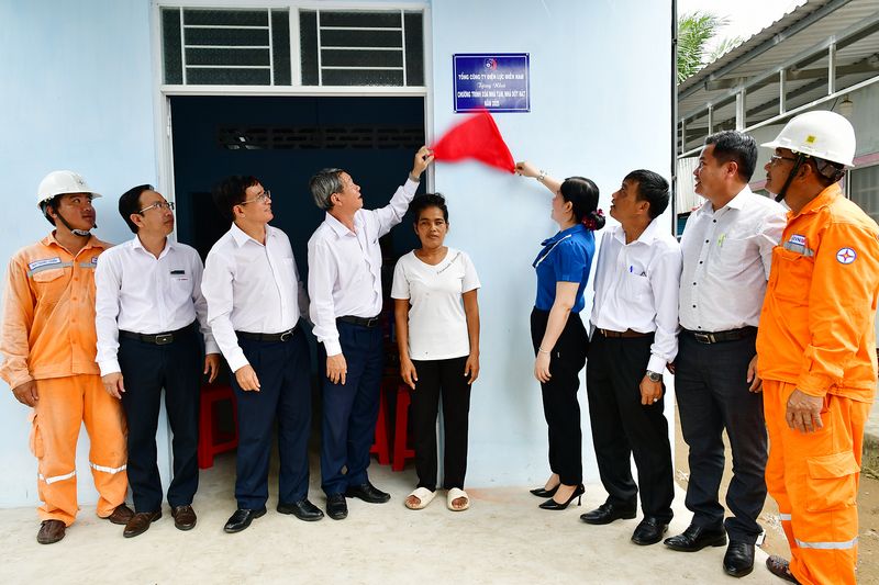 Đơn vị tài trợ và chính quyền địa phương thực hiện nghi thức gắn biển, bàn giao căn nhà “Đại đoàn kết” cho gia đình bà Thạch Thị Sa Phi.