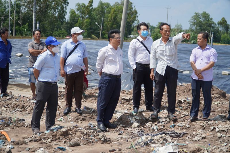 Ngành chức năng và người dân khảo sát thực tế tình hình khắc phục ô nhiễm tại bãi rác An Hiệp.