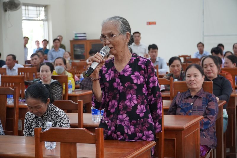 Người dân phản ánh tình hình ô nhiễm môi trường bãi rác An Hiệp tại buổi đối thoại.