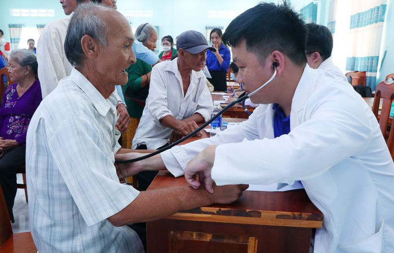Đoàn y, bác sĩ tình nguyện khám, cấp thuốc miễn phí cho người dân xã Hưng Mỹ.