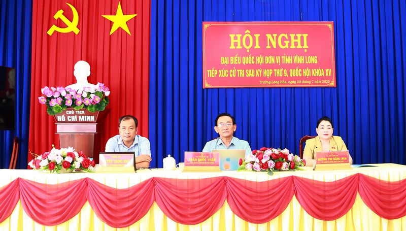 Các đại biểu Quốc hội tỉnh Vĩnh Long cùng lãnh đạo phường Trường Long Hòa tại buổi tiếp xúc cử tri