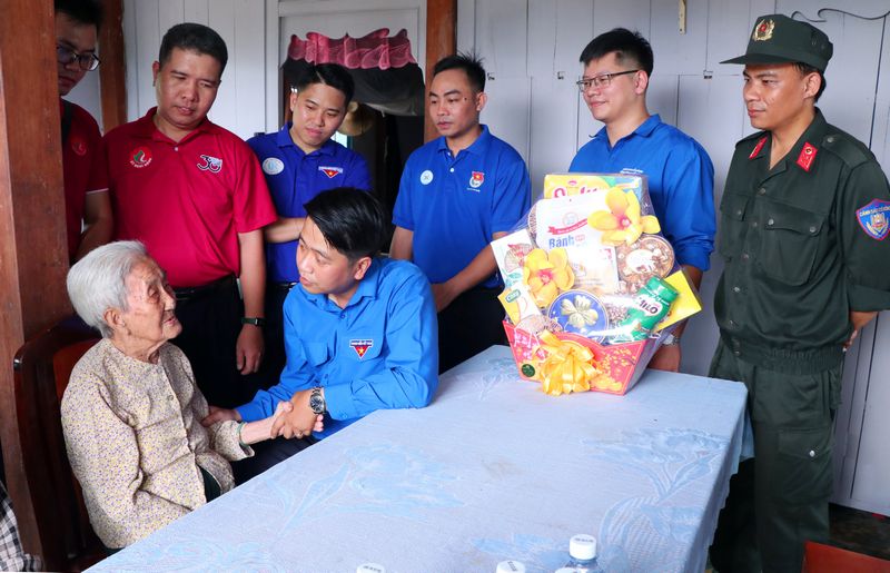 Đoàn Thanh niên tình nguyện thăm, tặng quà Mẹ Việt Nam anh hùng tại ấp Ngãi Lợi.