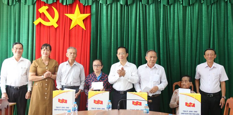 Đồng chí Nguyễn Trúc Sơn- Phó Chủ tịch UBND tỉnh tặng quà cho gia đình chính sách tại phường Bến Tre.

