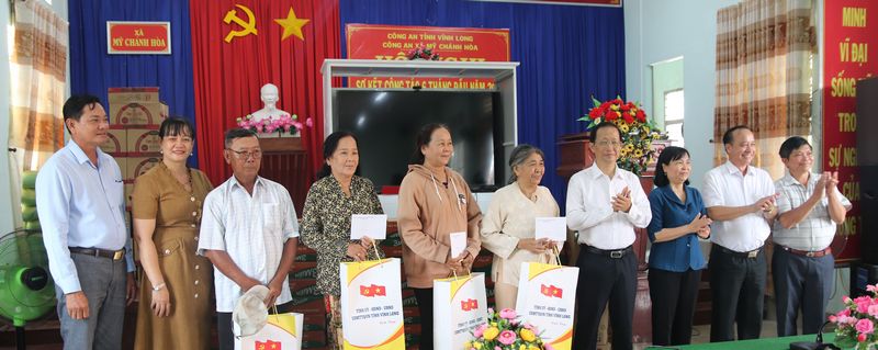 Đồng chí Nguyễn Trúc Sơn- Phó Chủ tịch UBND tỉnh ân cần thăm hỏi các gia đình chính sách tại xã Mỹ Chánh Hòa.

