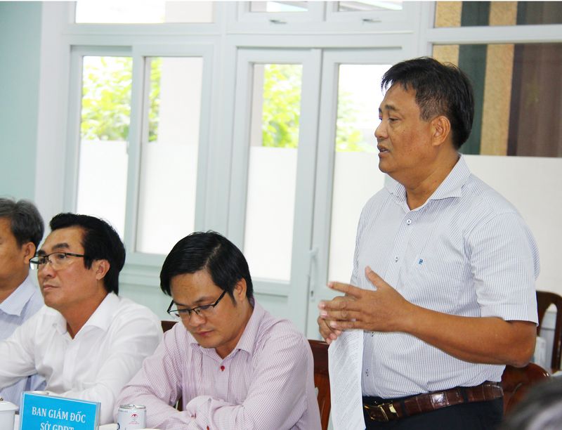 Đại biểu của Sở GD-ĐT phát biểu ý kiến, kiến nghị với đoàn làm việc của UBND tỉnh.