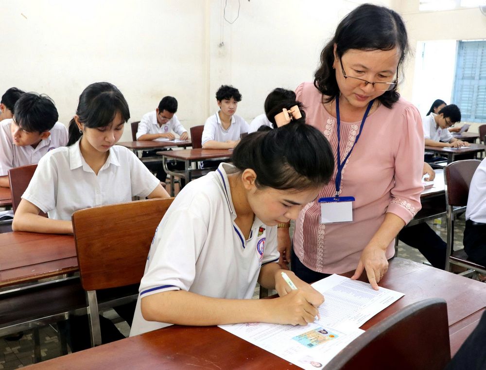 Thí sinh Vĩnh Long làm thủ tục dự thi trong Kỳ thi tốt nghiệp THPT năm 2025.