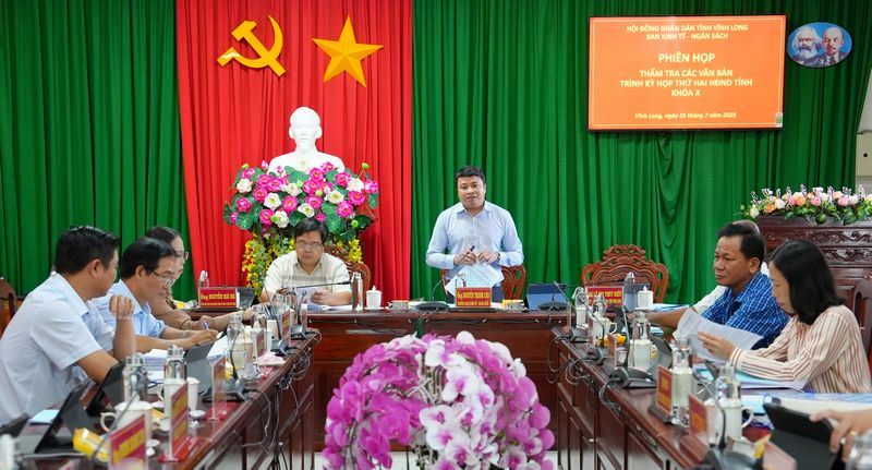  Ông Nguyễn Thanh Cần- Trưởng Ban Kinh tế- Ngân sách HĐND tỉnh lưu ý một số vấn đề cần quan tâm.