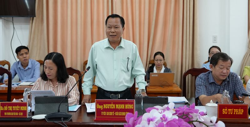 Đại biểu thảo luận, đóng góp ý kiến đối với các báo cáo, tờ trình.
