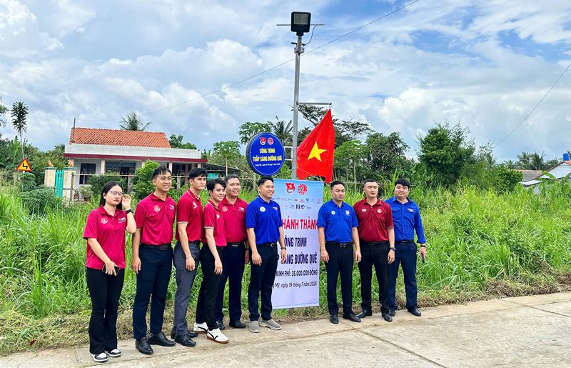 Khánh thành công trình thắp sáng đường quê thuộc ấp Ngãi Lợi.