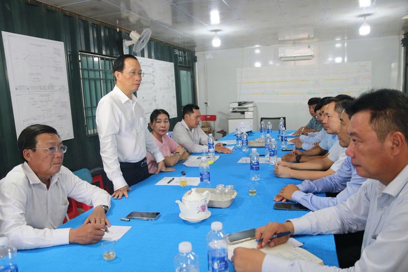 Ông Nguyễn Trúc Sơn- Phó Chủ tịch UBND tỉnh chủ trì buổi họp, nghe báo cáo tiến độ dự án cầu Ba Lai 8 trên tuyến đường bộ ven biển.

