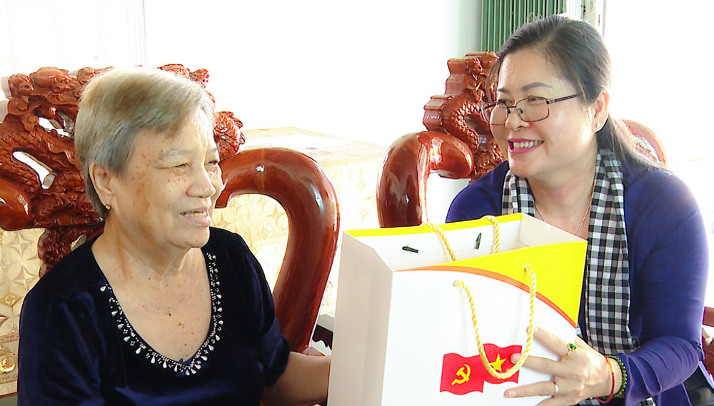Trưởng Ban Tuyên giáo và Dân vận Tỉnh ủy Nguyễn Thị Minh Trang ân cần thăm hỏi sức khỏe, tình hình sinh hoạt, đời sống của gia đình.