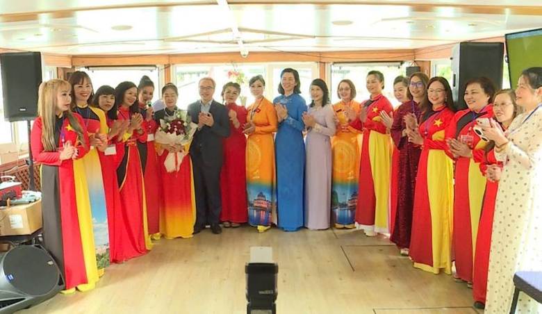 Các đại biểu tham dự buổi gặp chụp ảnh kỷ niệm. (Ảnh: Hội Liên hiệp Phụ nữ Việt Nam tại Cộng hòa Liên bang Đức)