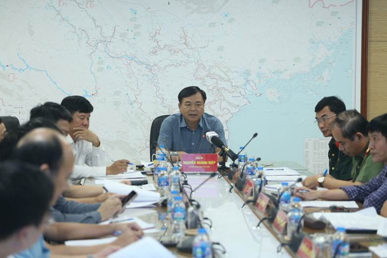 Thứ trưởng Bộ NN&MT chủ trì buổi làm việc với đại diện các Bộ, ngành để đưa ra phương án ứng phó với bão Wipha. Dự báo, bão Wipha sẻ đi vào biển Đông đêm ngày 20/7, rạng sáng ngày 21/7.