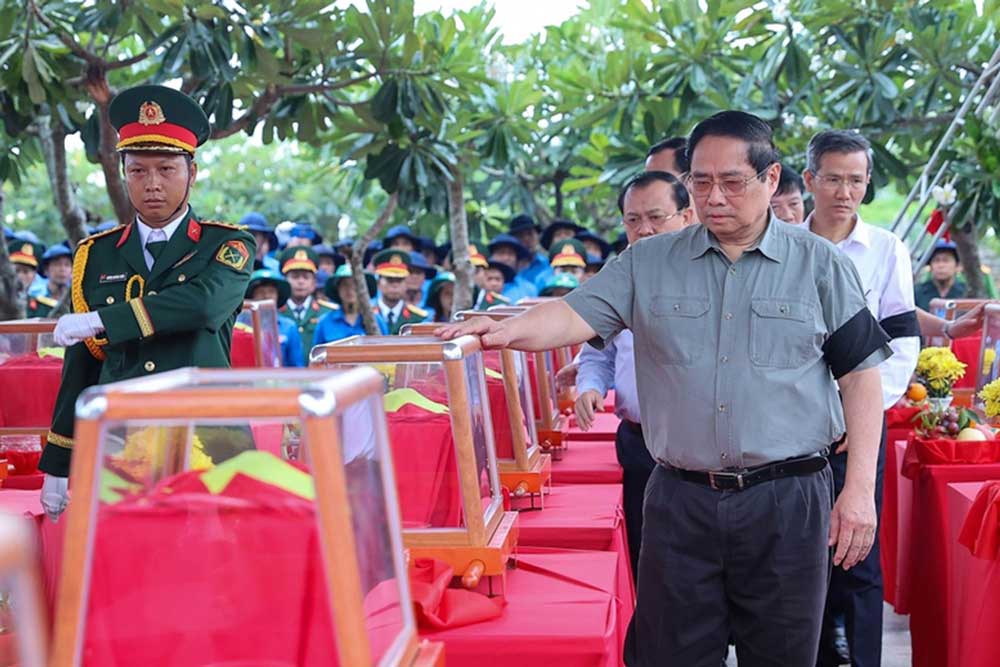 Thủ tướng Phạm Minh Chính cùng đoàn công tác dự lễ viếng, lễ truy điệu và an táng hài cốt liệt sĩ tại Nghĩa trang liệt sĩ Dốc Bà Đắc - Ảnh: VGP/Nhật Bắc