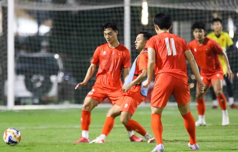 
Các cầu thủ U23 Việt Nam tập luyện trước thềm trận gặp U23 Campuchia (Ảnh: VFF).
