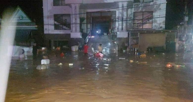 Nước lũ dâng cao, người dân miền tây Nghệ An trắng đêm chạy lũ