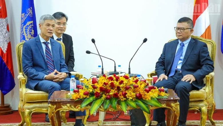 
Đại sứ Việt Nam tại Campuchia Nguyễn Minh Vũ (bên trái) tại cuộc gặp ông Chhay Sinarit, Bộ trưởng Cao cấp, Trưởng Ban Thư ký Ủy ban Chống lừa đảo trực tuyến Campuchia ngày 23/7.
